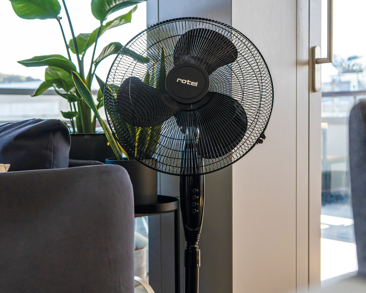 Oszillierender Standventilator von Rotel – Leise & elegant
Oszillierender Standventilator von Rotel – Höhenverstellbar & leise ✔ Ø 40 cm ✔ 3 Geschwindigkeiten ✔ Schwenkfunktion ✔ Stabiles Gehäuse ✔ Kostenloser Versand