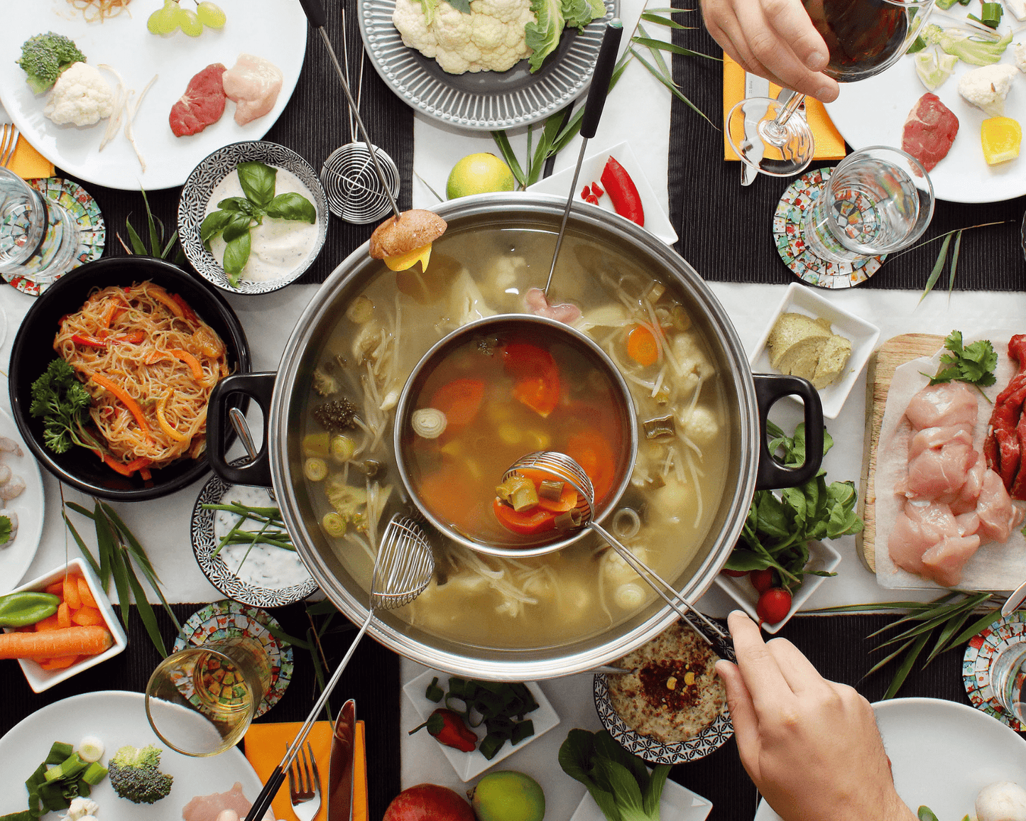 Elektrischer Mongolentopf von rotel – Perfekt für Fondue Chinoise
Mongolentopf mit 2 getrennten Fächern (2,5L & 1L) ✔ Inkl. 6 Fonduesiebe & Fonduegabeln ✔ Glasdeckel & herausnehmbarer Edelstahltopf ✔ Kostenloser Versand.