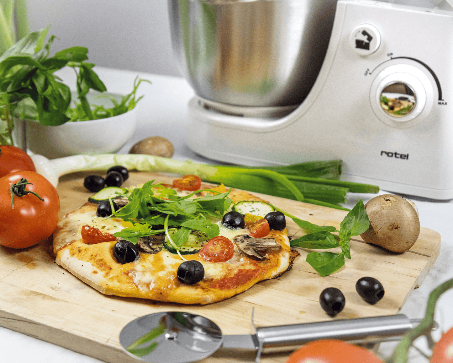 Rotel Küchenmaschine 4L – Mit Knethaken & Spritzschutz
Leistungsstarke Küchenmaschine mit 4L Chromstahlschüssel ✔ Inkl. Knethaken & Schwingbesen ✔ Stufenlose Geschwindigkeitsregelung ✔ Sicher & vielseitig