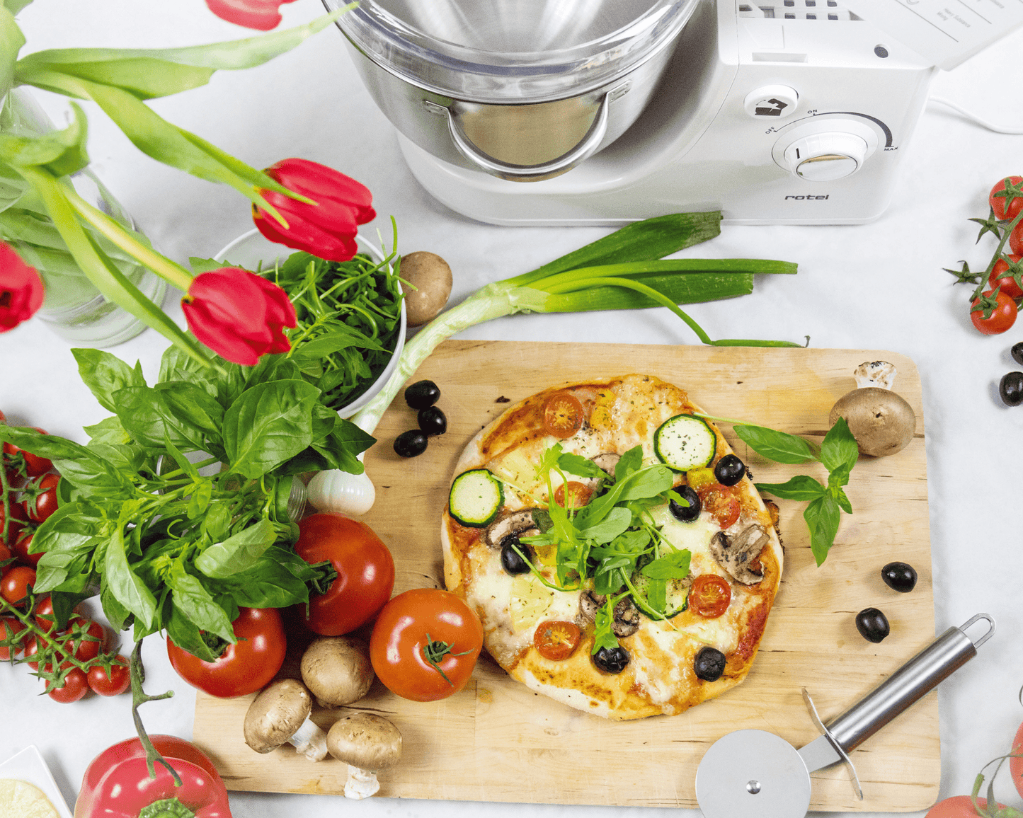 Rotel Küchenmaschine 4L – Mit Knethaken & Spritzschutz
Leistungsstarke Küchenmaschine mit 4L Chromstahlschüssel ✔ Inkl. Knethaken & Schwingbesen ✔ Stufenlose Geschwindigkeitsregelung ✔ Sicher & vielseitig