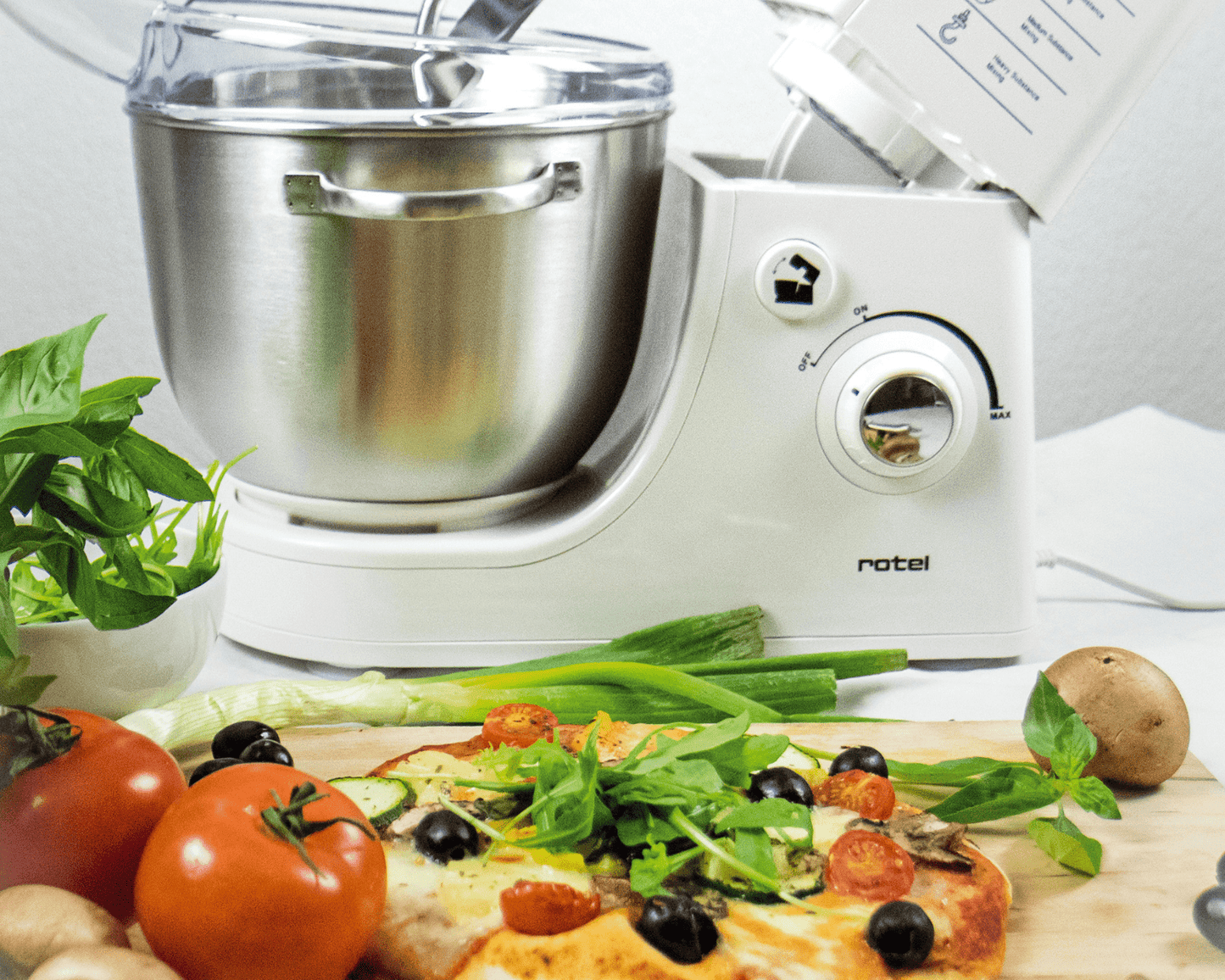 Rotel Küchenmaschine 4L – Mit Knethaken & Spritzschutz
Leistungsstarke Küchenmaschine mit 4L Chromstahlschüssel ✔ Inkl. Knethaken & Schwingbesen ✔ Stufenlose Geschwindigkeitsregelung ✔ Sicher & vielseitig