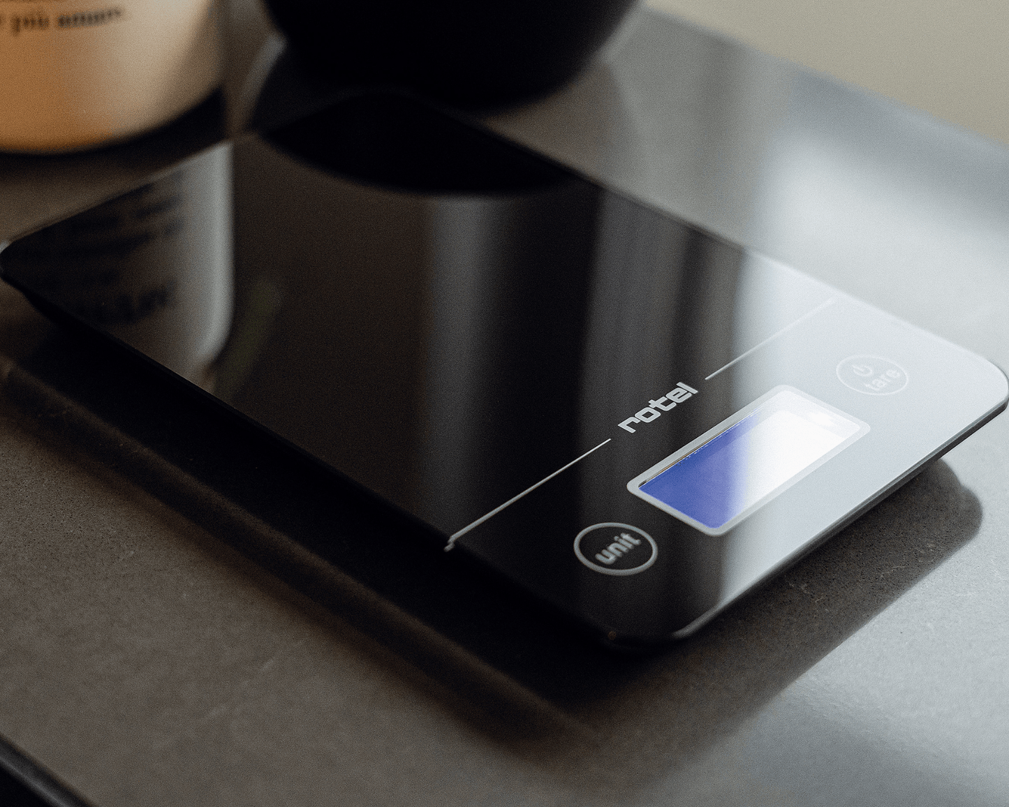 Küchenwaage schwarz von rotel – Präzise & energieeffizient
Digitale Waage mit Tara-Funktion ✔ 1g-Feineinteilung ✔ Verschiedene Masseinheiten ✔ Abschaltautomatik für längere Batterielaufzeit ✔ Kostenloser Versand