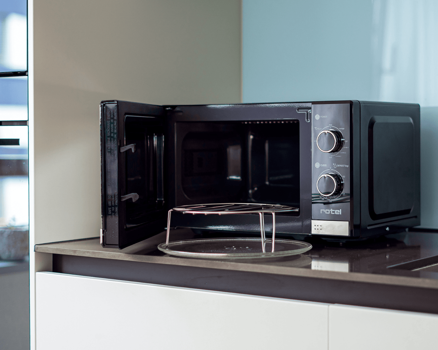 Mikrowelle mit Grillfunktion von rotel – Vielseitig & leistungsstark
Mikrowelle mit 5 Leistungsstufen & Grillfunktion ✔ 3 Kombiprogramme ✔ 20L Garraum & 25,5 cm Glasdrehteller ✔ Timer für präzise Zubereitung ✔ Kostenloser Versand