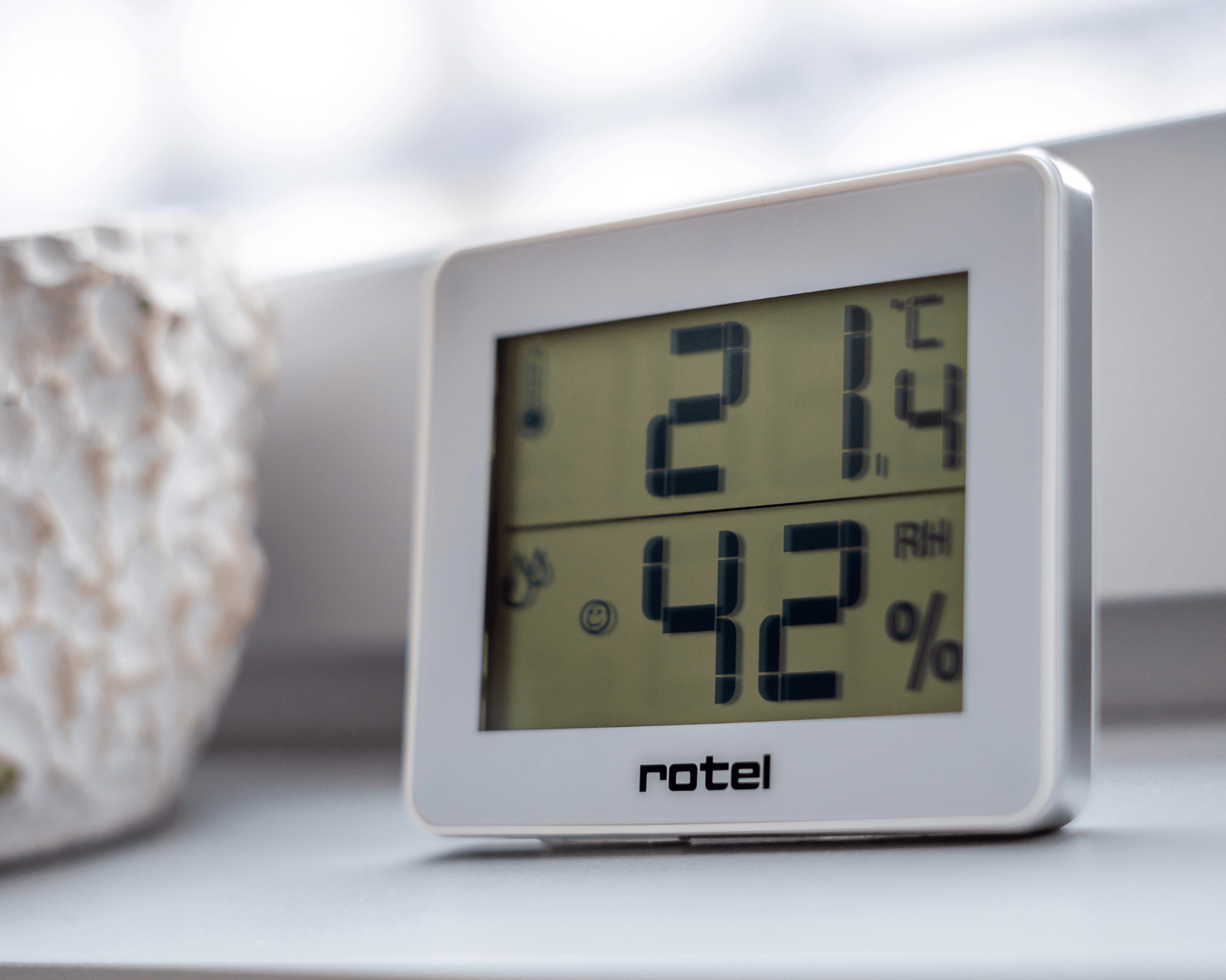 rotel Thermo-Hygrometer – Raumklima stets im Blick

Misst Temperatur & Luftfeuchtigkeit ✔ Smiley-Display zur schnellen Einordnung ✔ Umstellung °C/°F ✔ Inkl. Batterie (CR2025) ✔ Kostenloser Versand in der Schweiz